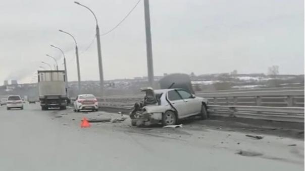 В Новосибирске Nissan столкнулся с грузовиком на Бугринском мосту. ВИДЕО