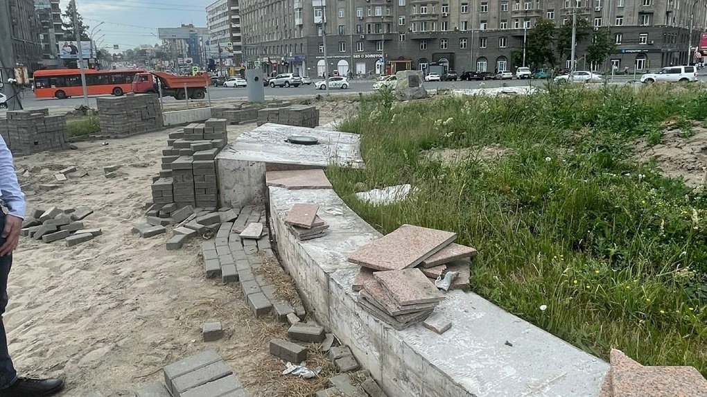 В Новосибирске начались работы по установке стелы «Город трудовой доблести»