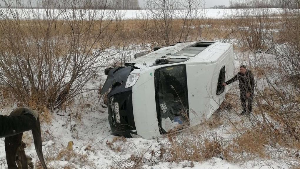 В Омской области перевернулась маршрутка с пассажирами — есть пострадавшие