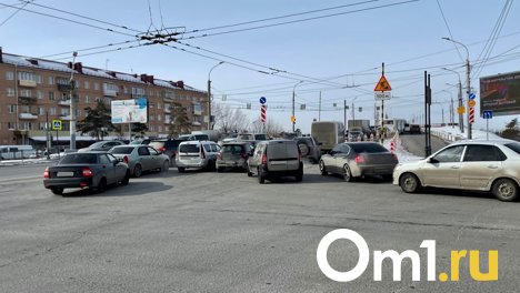 Ещё рано! Омичам рассказали, когда можно будет менять зимние шины