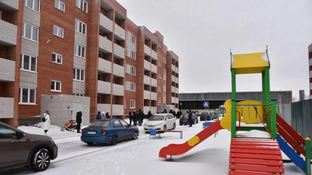 Омские семьи, проживающие в аварийных домах, получили ключи от новых квартир