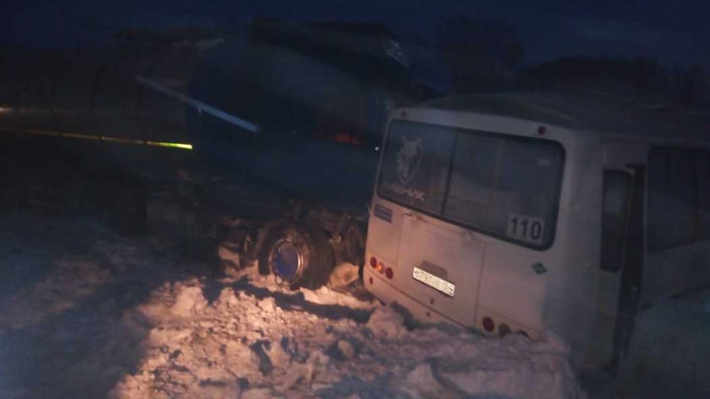 Страшная смерть: под Новосибирском автобус с пассажирами влетел в большемер DAF