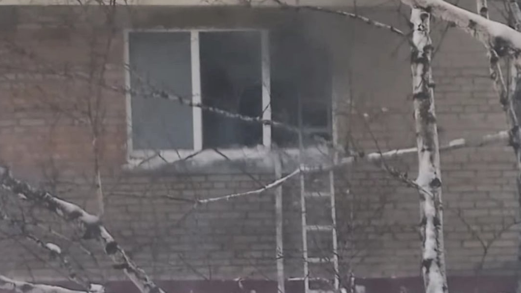 Малыши задохнулись в пожаре: 19-летняя няня бросила двоих детей ради ресниц в Новосибирске