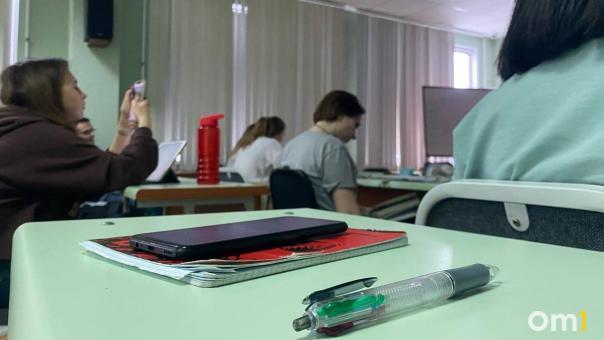 В Госдуме в первом чтении принят закон о запрете телефонов в школах