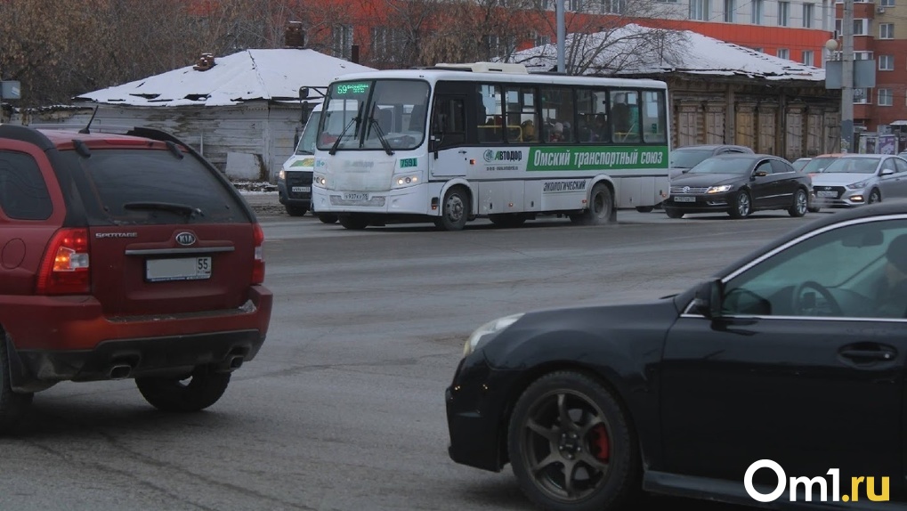 В Казахстане отказались продавать омичам машины