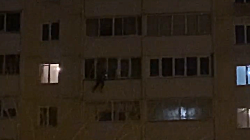 Мужчина повис на карнизе балкона в Новосибирске