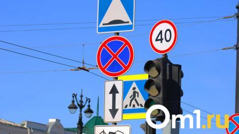В Омске изменили схему движения на перекрёстке улиц Орджоникидзе и Булатова