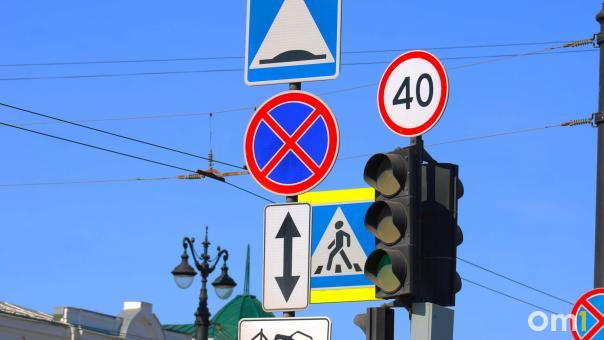 В Омске изменили схему движения на перекрёстке улиц Орджоникидзе и Булатова