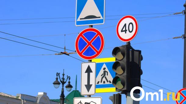 В Омске изменили схему движения на перекрёстке улиц Орджоникидзе и Булатова