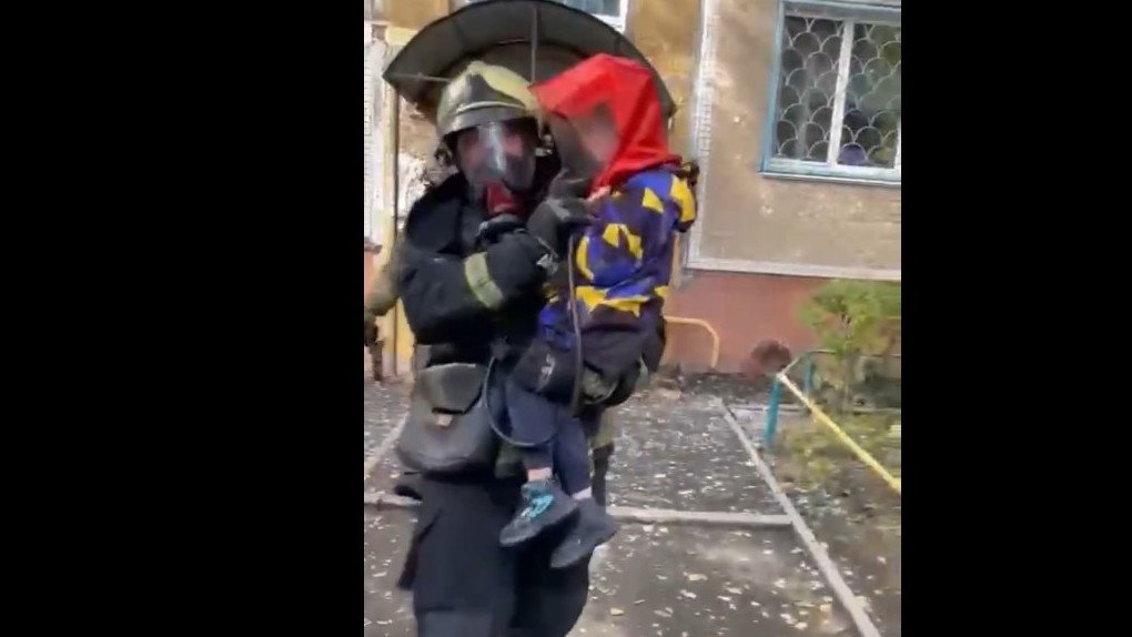 В Омске на пожаре в многоэтажке спасли двоих детей