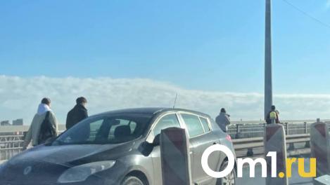 Омичи пошли пешком по Ленинградскому мосту, чтобы обойти пробку