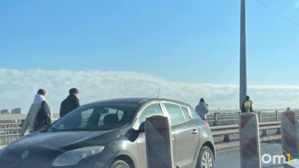 Омичи пошли пешком по Ленинградскому мосту, чтобы обойти пробку