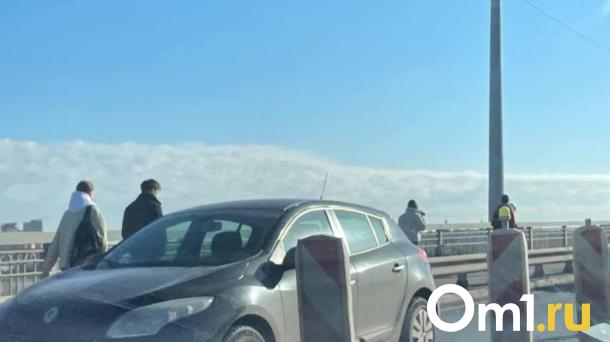 Омичи пошли пешком по Ленинградскому мосту, чтобы обойти пробку