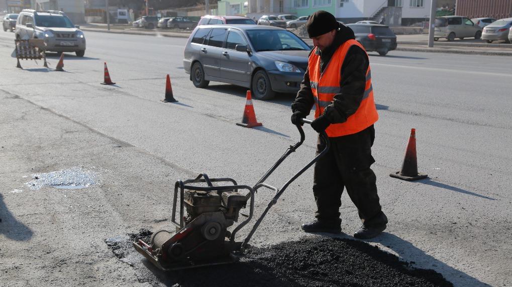 С начала весны в Дзержинском районе отремонтировали 400 кв. метров дорог