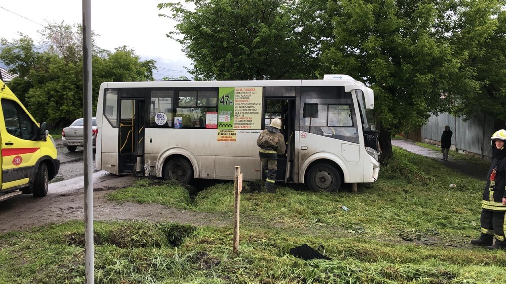В Омске автобус столкнулся с легковушкой и вылетел с дороги на газон