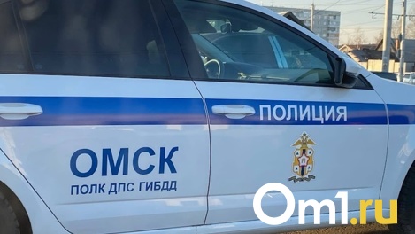 Ехал в больницу с вывихом: на Левобережье Омска водитель иномарки потерял сознание и снёс ограждение