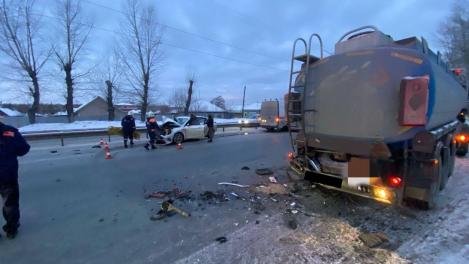 Автомобиль врезался в грузовик в Первомайском районе Новосибирска