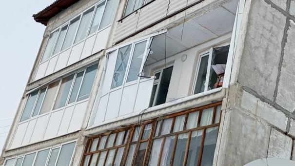 Хлопок газа выбил балкон в жилом доме в Омской области. ФОТО