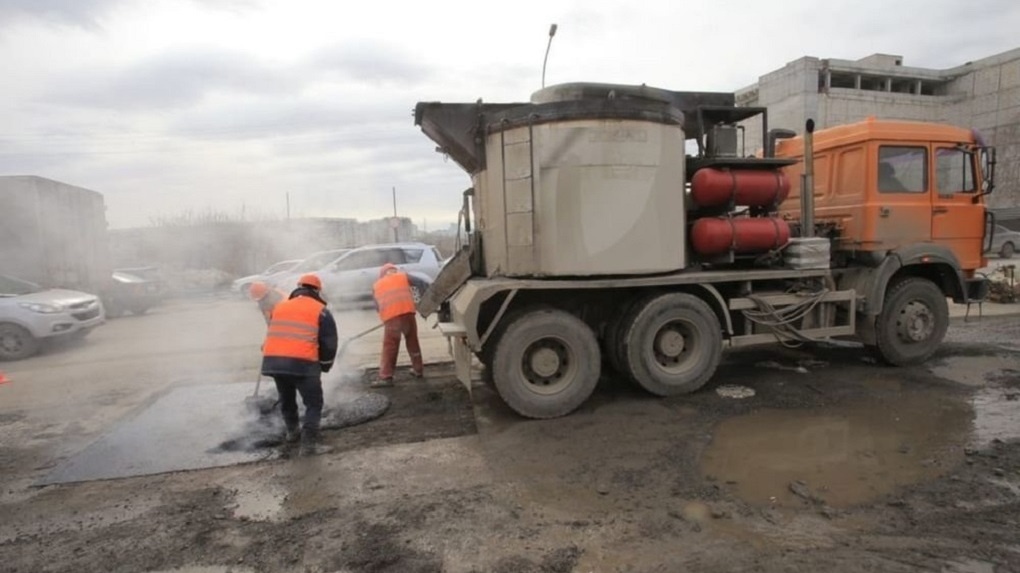 Новосибирские дорожники отремонтируют асфальт по новой технологии