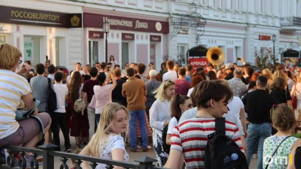 Кинотеатр под отрытым небом и кофе: озвучена программа Skuratov Fest в Омске