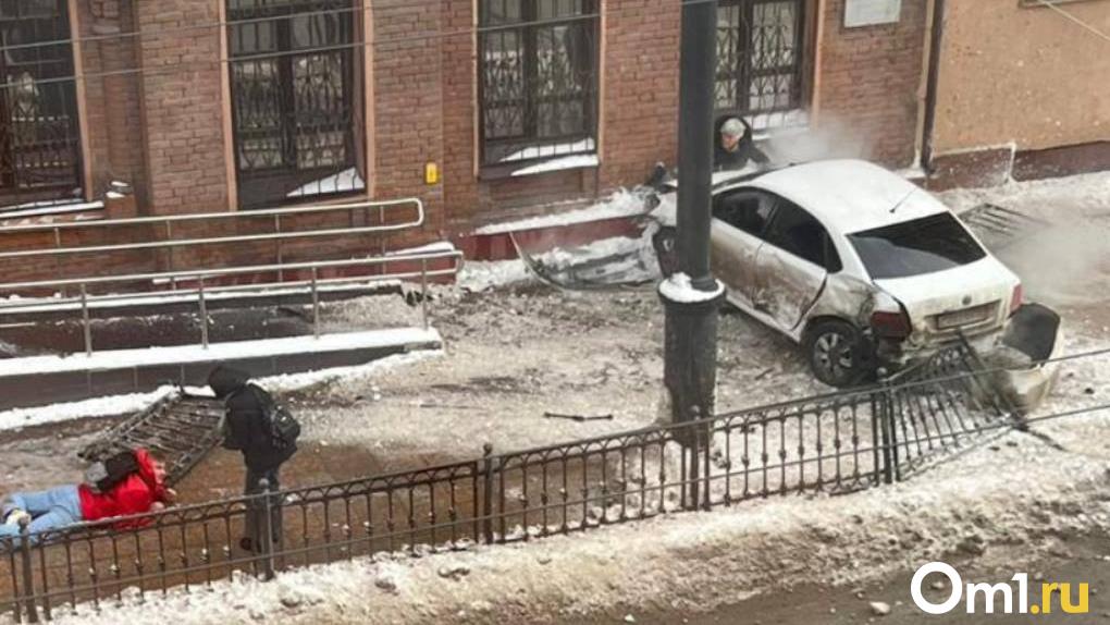 В Омске иномарка, вылетевшая на тротуар, сбила двух пешеходов