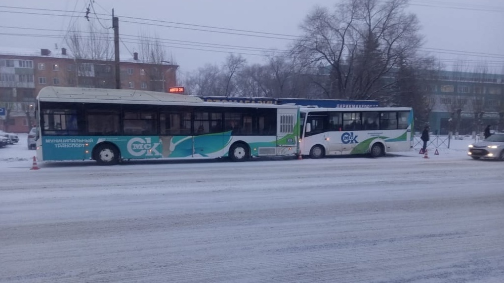 Два омских автобуса не смогли поделить остановку и устроили ДТП