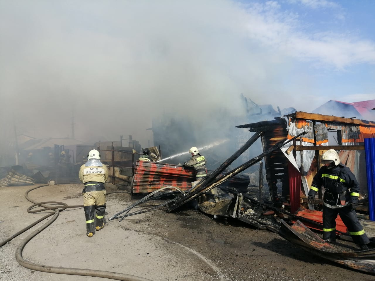 В Омске сгорели сразу четыре дома на одной улице | 25.04.2021 | Омск -  БезФормата