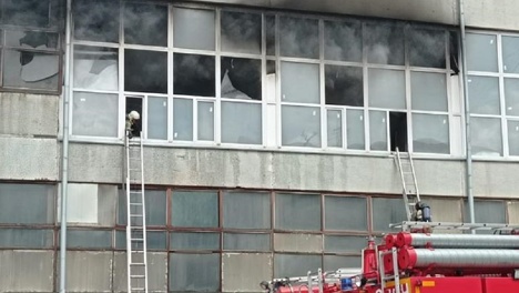 Фото сгоревшего склада с матрасами в Новосибирске показали спасатели