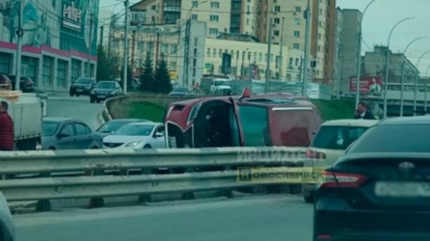 Кроссовер перевернулся на бок на улице Ипподромской в Новосибирске