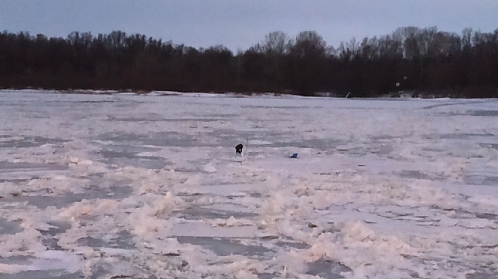 В Омске полиция не могла выманить рыбака с тонкого льда