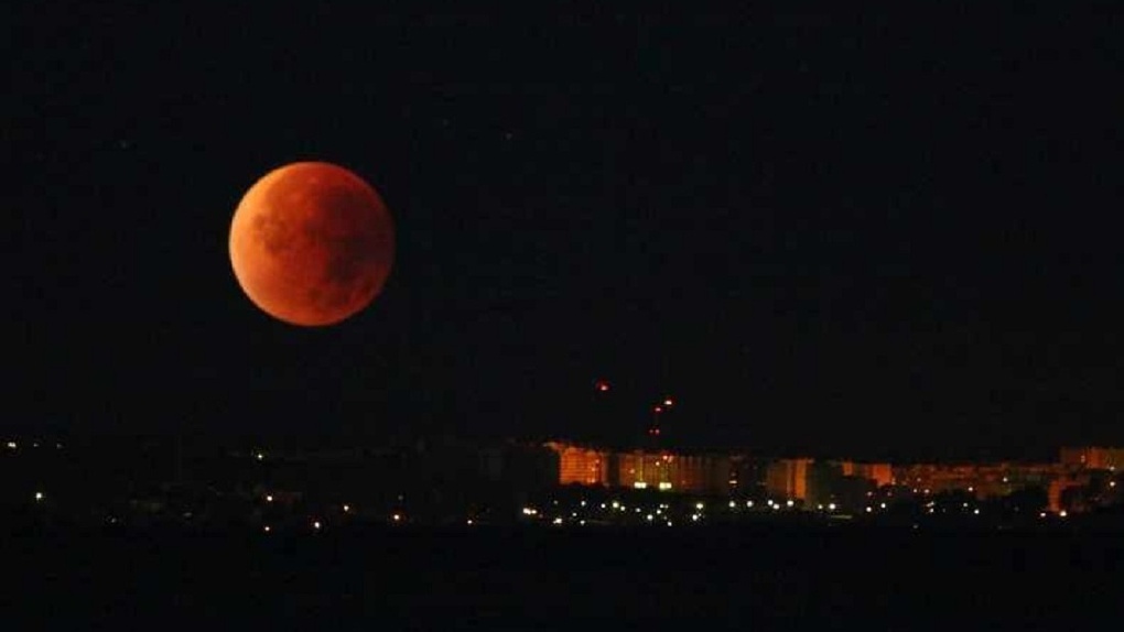 Когда видно луну. Кровавая Луна 2021 суперлуние. Суперлуние Пятигорск. Красная Луна в Екатеринбурге. Приближение Марса к земле.