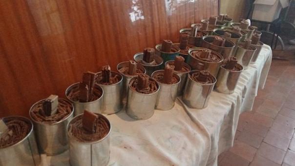 Родные мобилизованных в Омске массово делают окопные свечи из банок сгущёнки