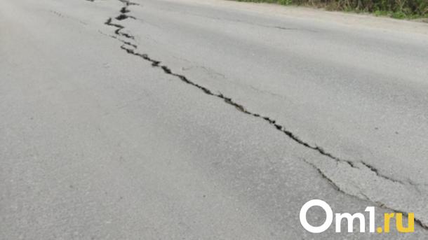 На дороге в омских Нефтяниках провалился асфальт