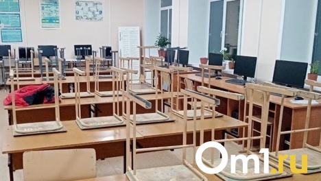 Разговаривает с предметами и проявляет агрессию: в Омской области родители пожаловались на невменяемого физрука