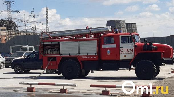 В Омске на 33-й Северной загорелся склад с пиломатериалами