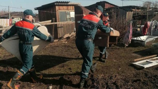 Сотрудники МЧС показали, в каком состоянии сейчас находятся затопленные омские сёла