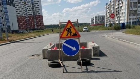 Крупная яма на дороге: асфальт просел на левом берегу Новосибирска
