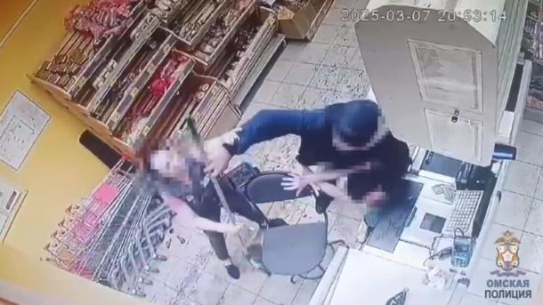В Омске продавщица отбила коллегу у грабителя шваброй