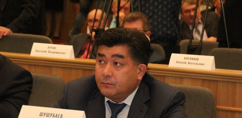 Депутат Шушубаев, накопивший долги в два миллиарда, «живет» в частном доме без зарплаты