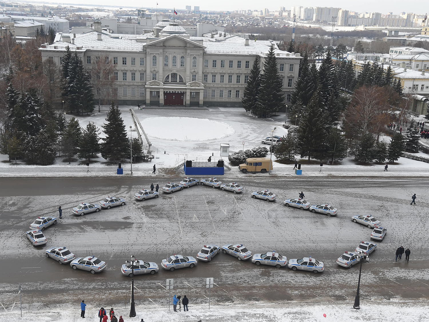 Омск 23 ноября. Соборная площадь Омск зимой. Омск Центральная площадь. Центральная площадь Омска Соборная площадь. Омск выстроились машины в декабре.