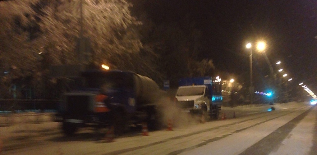 В Омске в мороз прорвало трубы на проезжей части