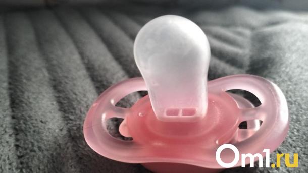 В Омске 16-летняя мать задушила новорождённого в гостинице: подробности трагедии