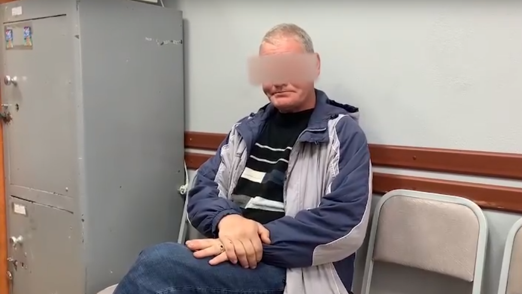 Появилось видео с задержанным извращенцем, который преследовал девочек в Омске