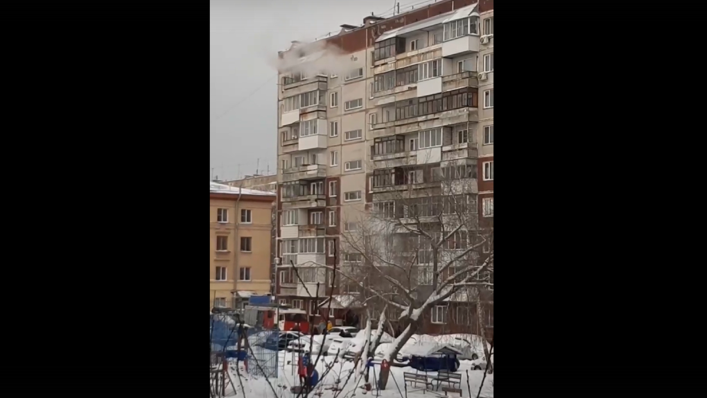 Столб пара из окон: трубу с кипятком прорвало в новосибирской многоэтажке. ВИДЕО