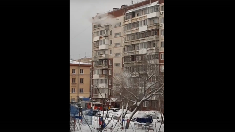 Столб пара из окон: трубу с кипятком прорвало в новосибирской многоэтажке. ВИДЕО