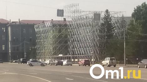 В Омске начали устанавливать большую сцену на Соборной площади: зачем она там?