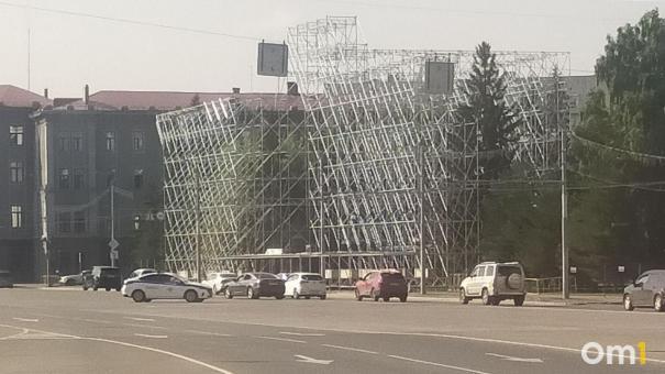 В Омске начали устанавливать большую сцену на Соборной площади: зачем она там?