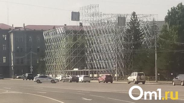 В Омске начали устанавливать большую сцену на Соборной площади: зачем она там?