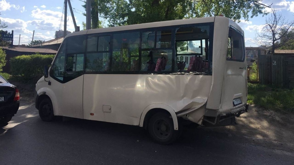 В Омске маршрутка с пассажирами столкнулась с фурой. Пострадали пять человек, среди них – один ребёнок