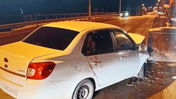 Гололёд: в Омске автомобиль влетел в трактор